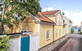 Central lägenhet i nyrenoverat 1700-talshus
